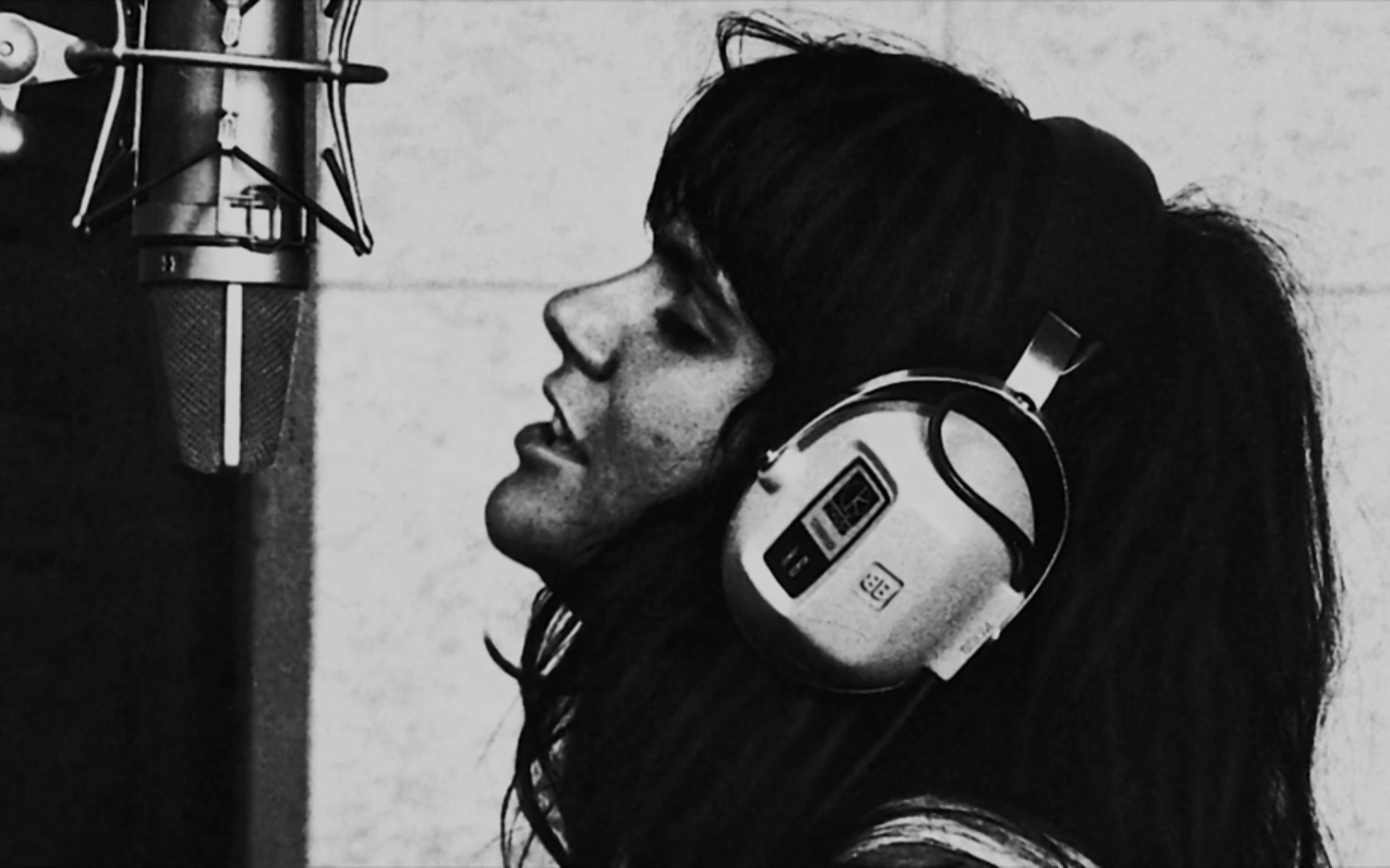 A good pair of headphones and a condenser mic, the recipe for countless classics.